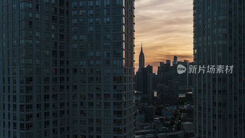 纽约纽约帝国大厦(Empire State Building)位于纽约皇后区长岛市的两座现代化塔楼之间。